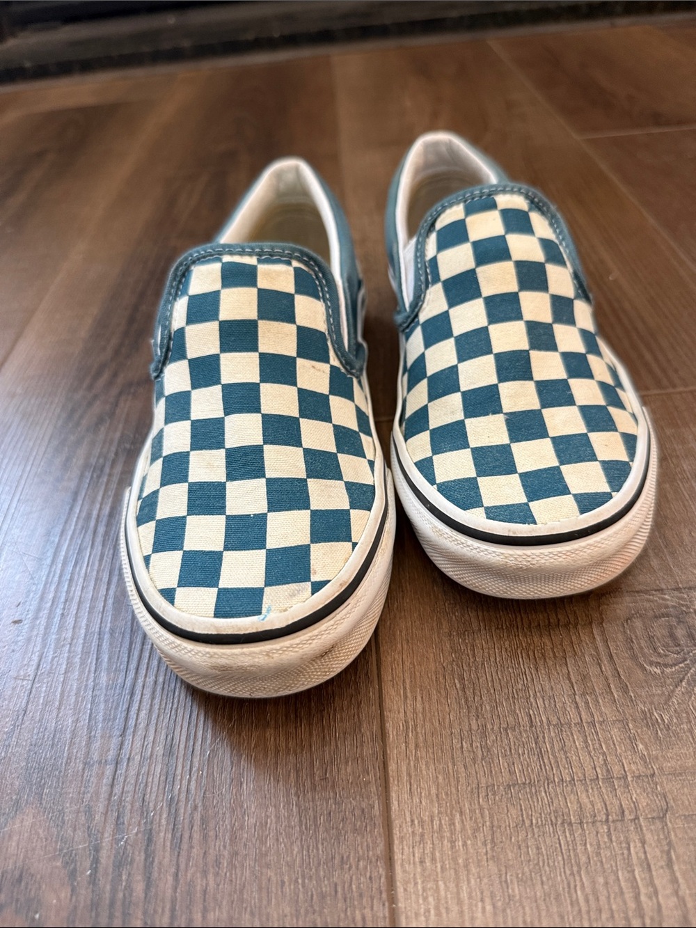 Vans men or women Teal and Cream Checkerboard Slip-On Sneakers
Men size 4